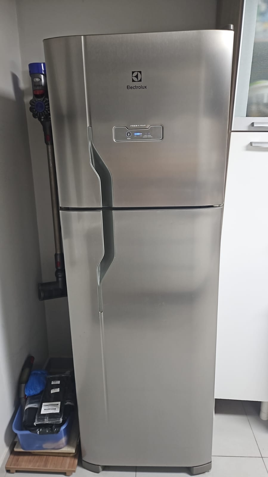 Geladeira Electrolux Frost Free inox em cozinha residencial