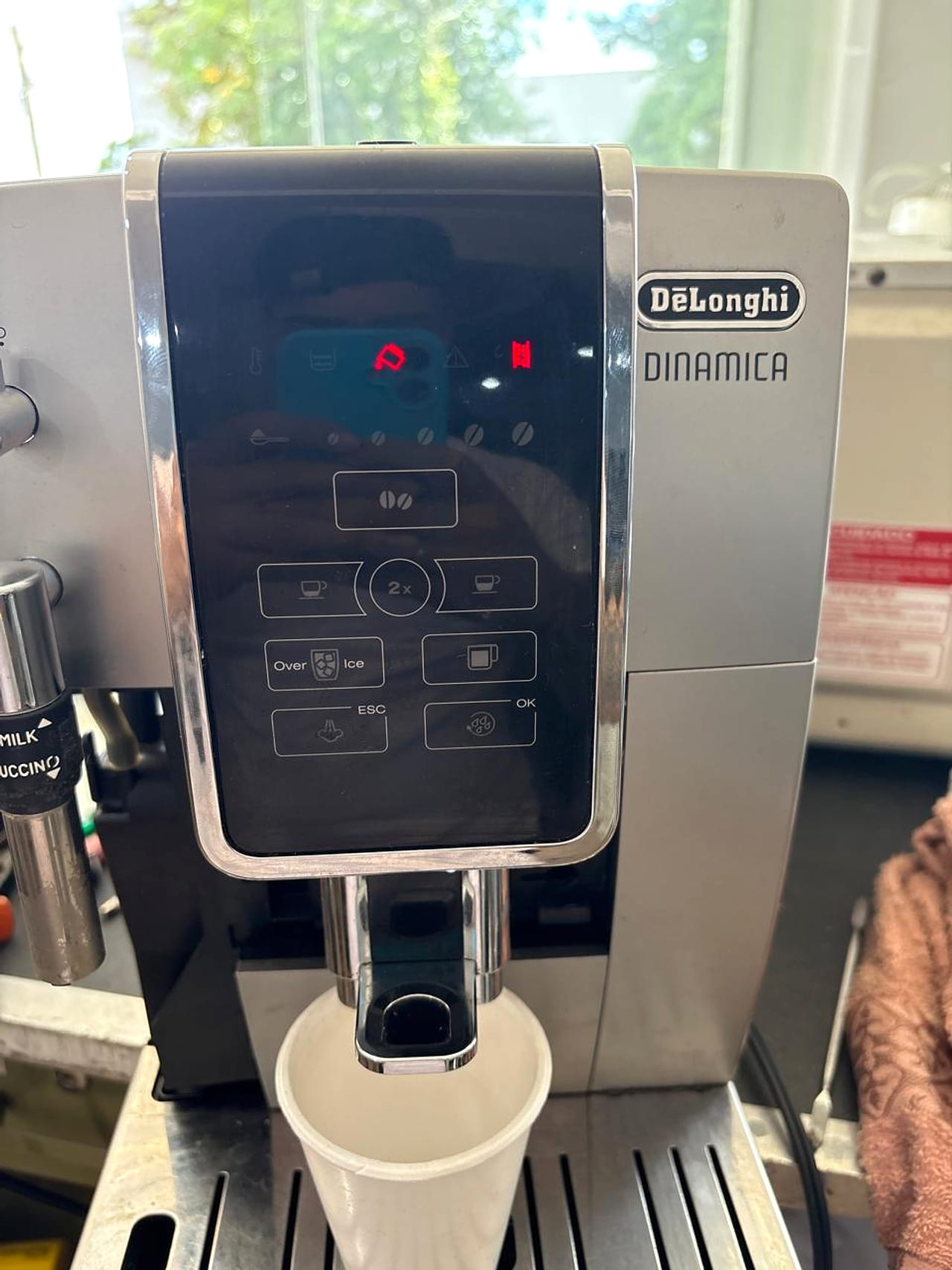 Cafeteira DeLonghi em funcionamento após conserto
