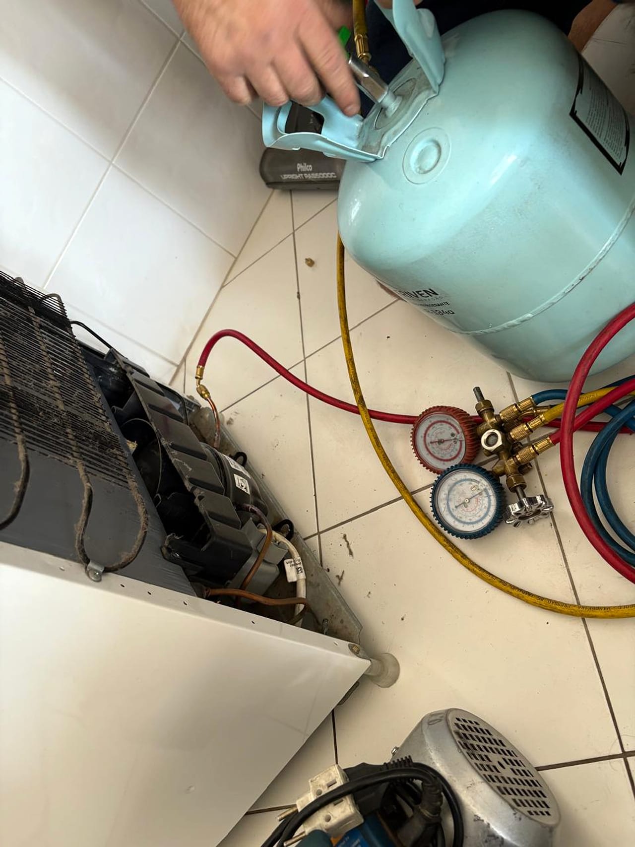 Carga de gás refrigerante em geladeira aberta com manômetros