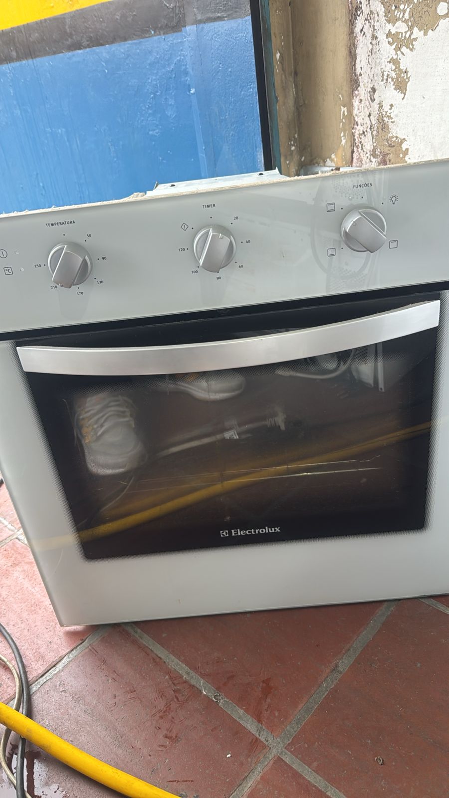 Forno elétrico Electrolux em manutenção